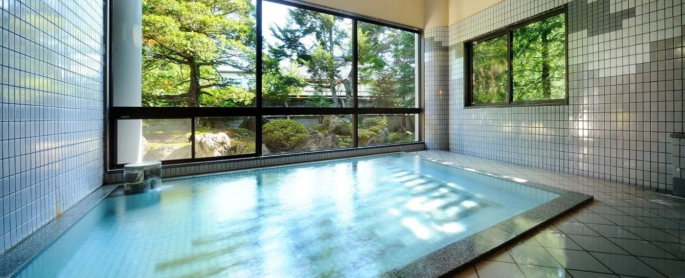 ห้องอาบน้ำรวมขนาดใหญ่ของน้ำพุร้อน