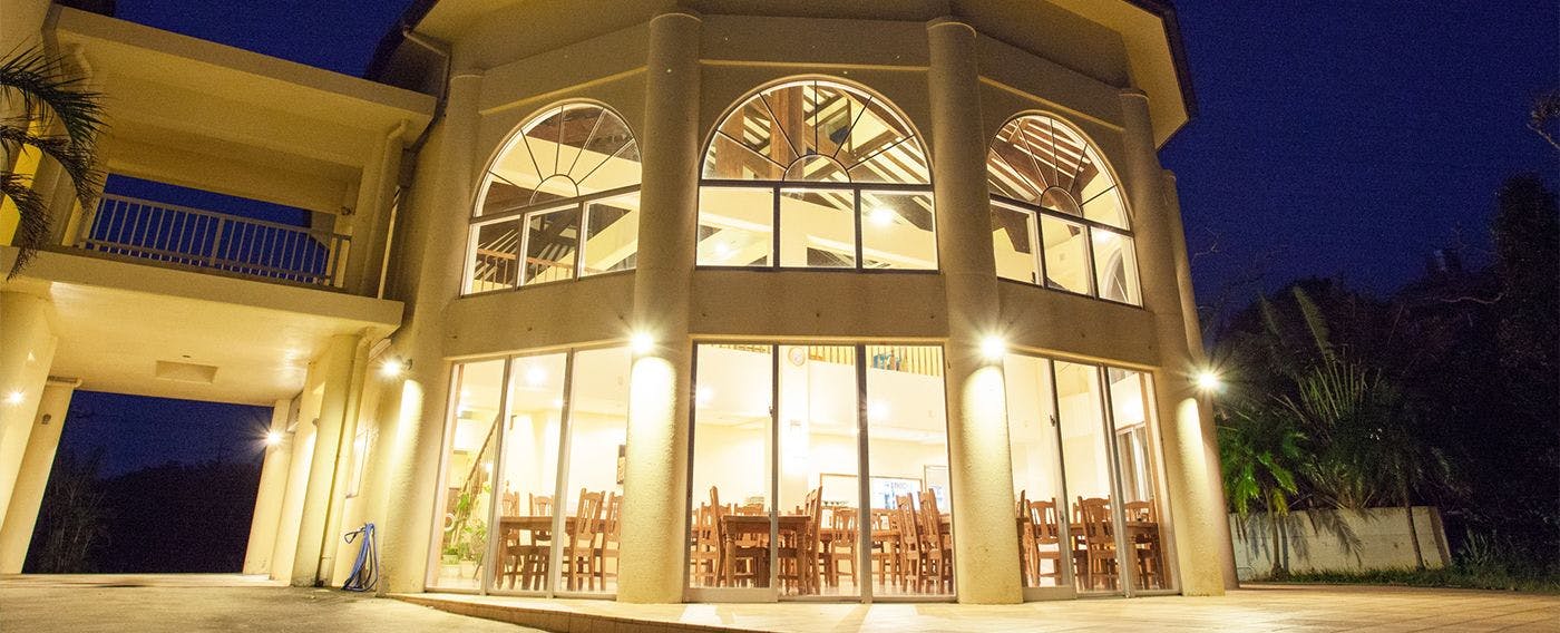 โรงแรมในเครือ อิลมาเรอูนาริซากิ ภายนอกยามค่ำคืน