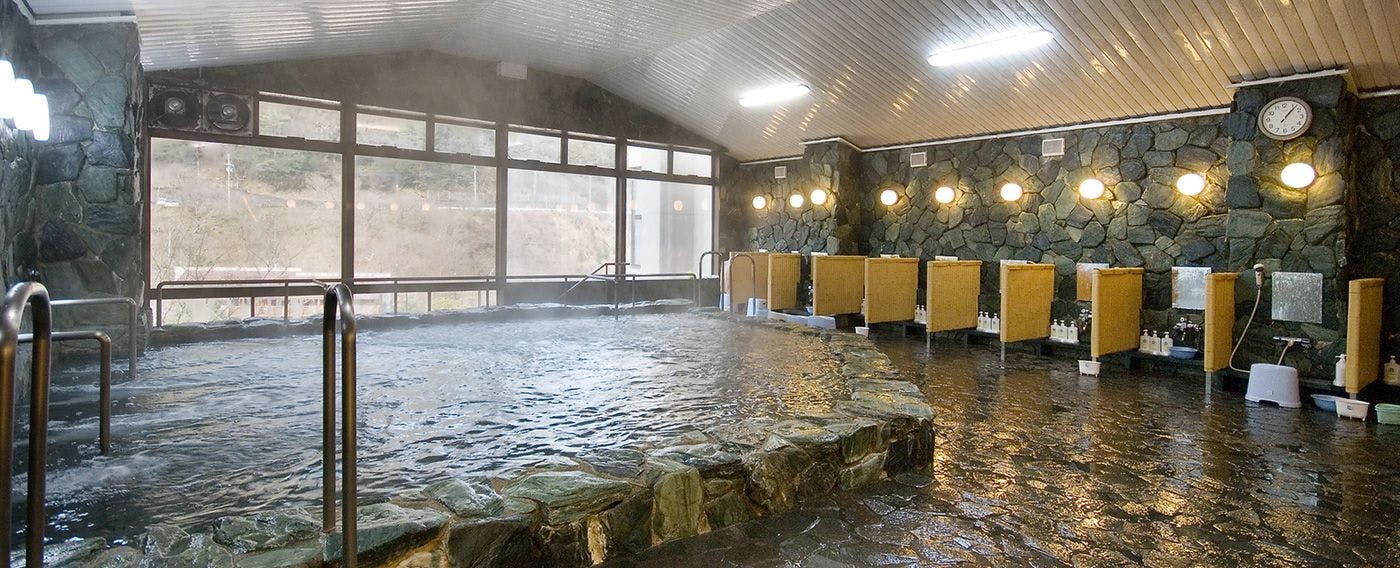 ชั้น 2 อ่างอาบน้ำหิน