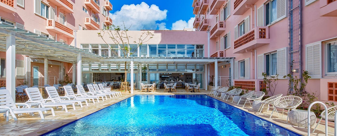 住宿客人可免費使用的戶外游泳池。配備淋浴間和更衣室