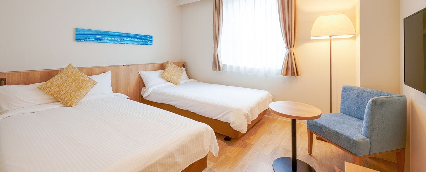 以海洋風格裝潢的客房