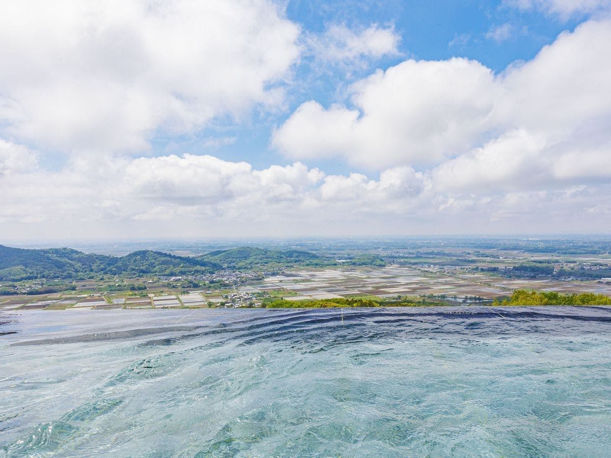 Pemandian air panas terbuka infinity