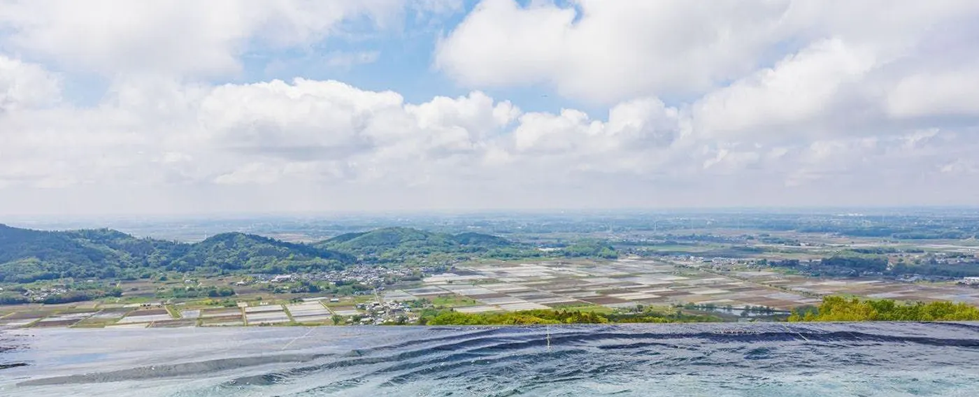 Pemandian air panas terbuka infinity