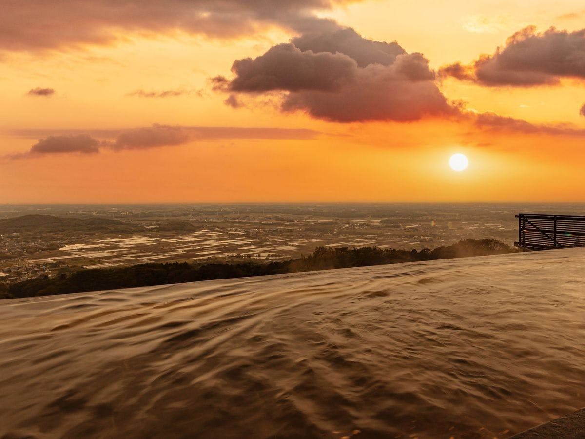 Pemandian air panas terbuka infinity