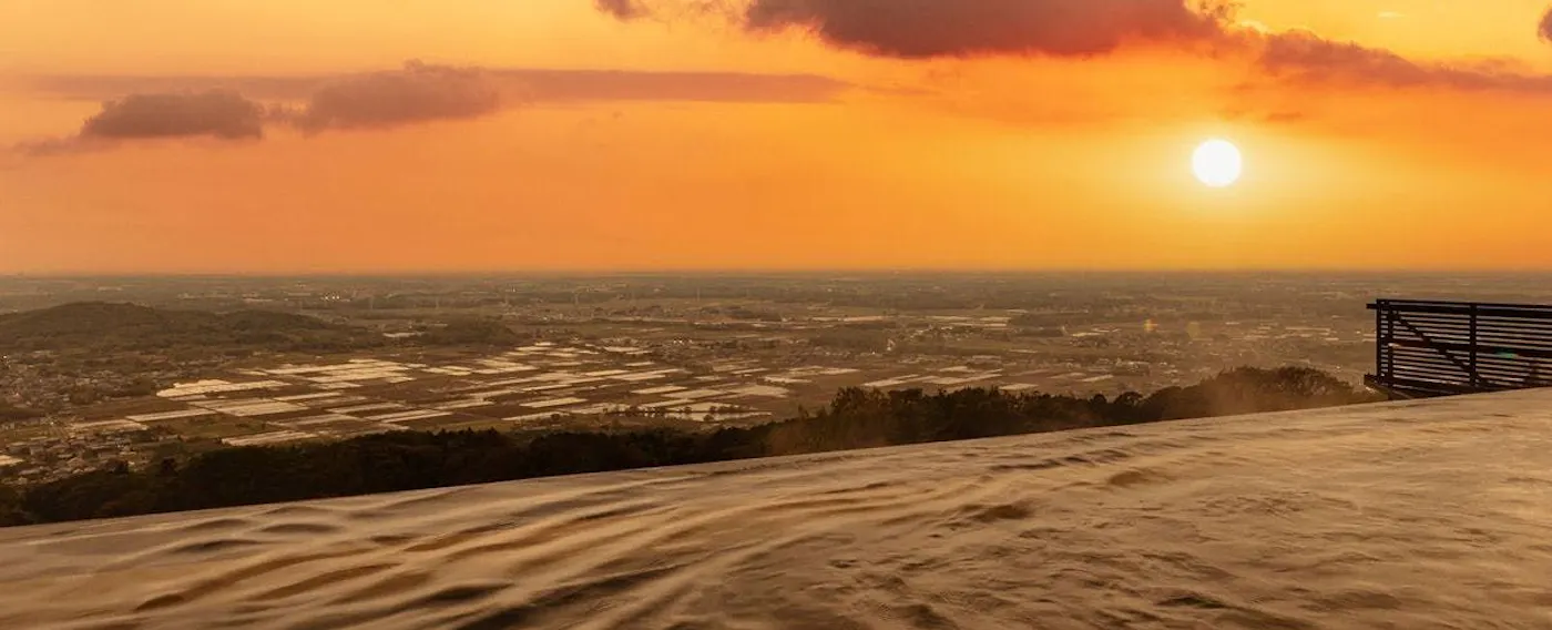 Pemandian air panas terbuka infinity