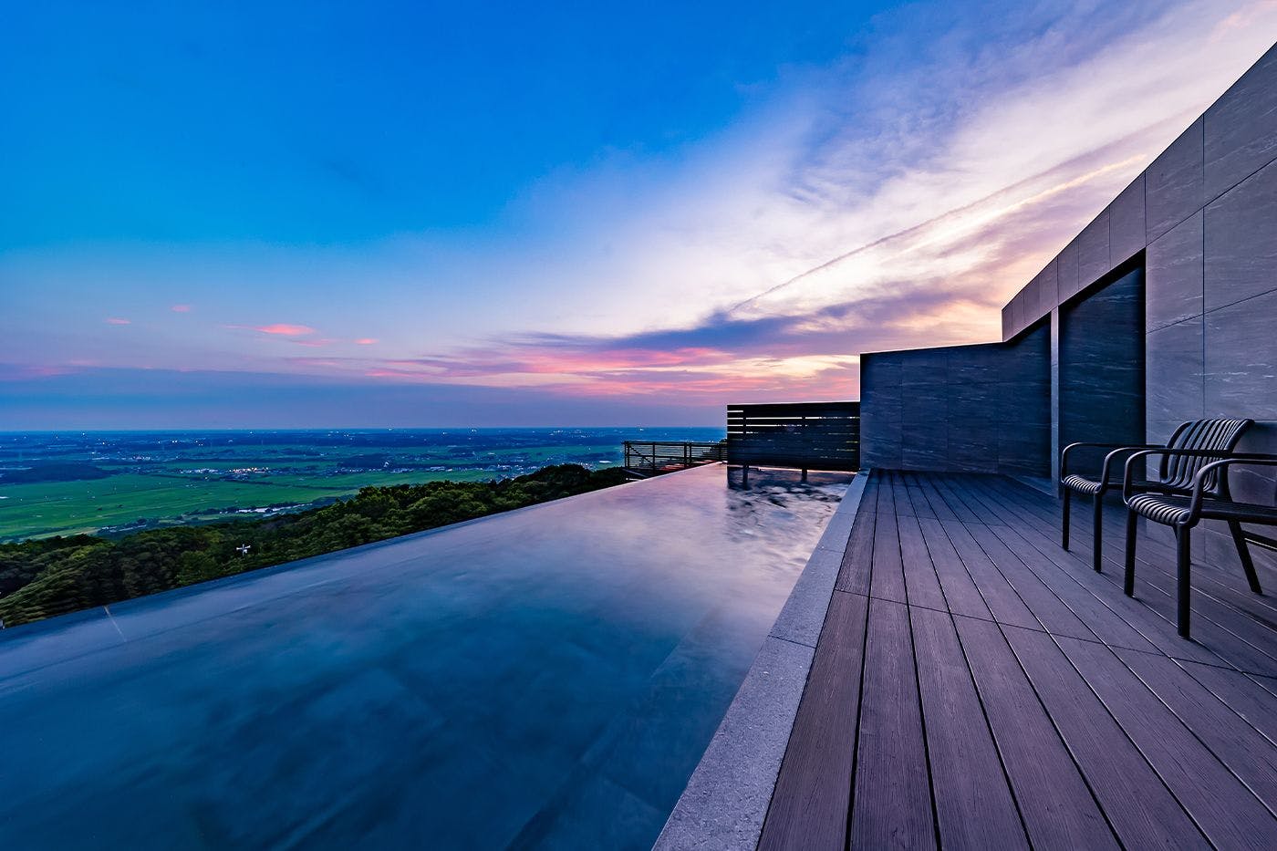 Pemandian air panas terbuka infinity