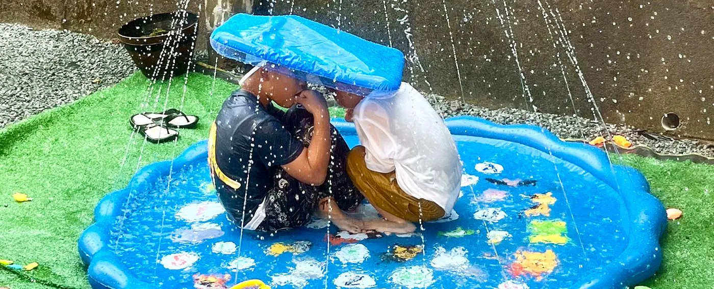 ภาพบรรยากาศการเล่นในสระน้ำเป่าลม