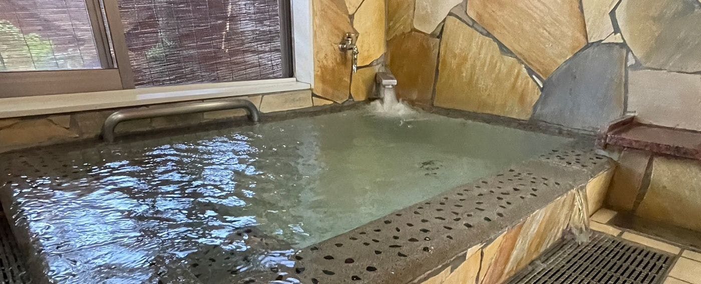 อ่างอาบน้ำในห้องพักพร้อมน้ำแร่ธรรมชาติ