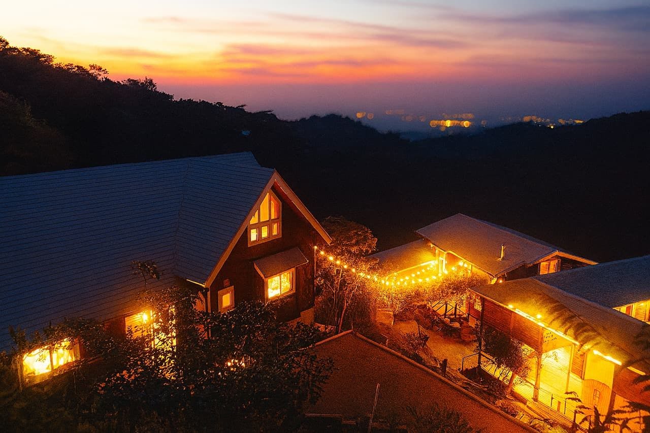 Pemandangan Luar Kemudahan pada Waktu Malam