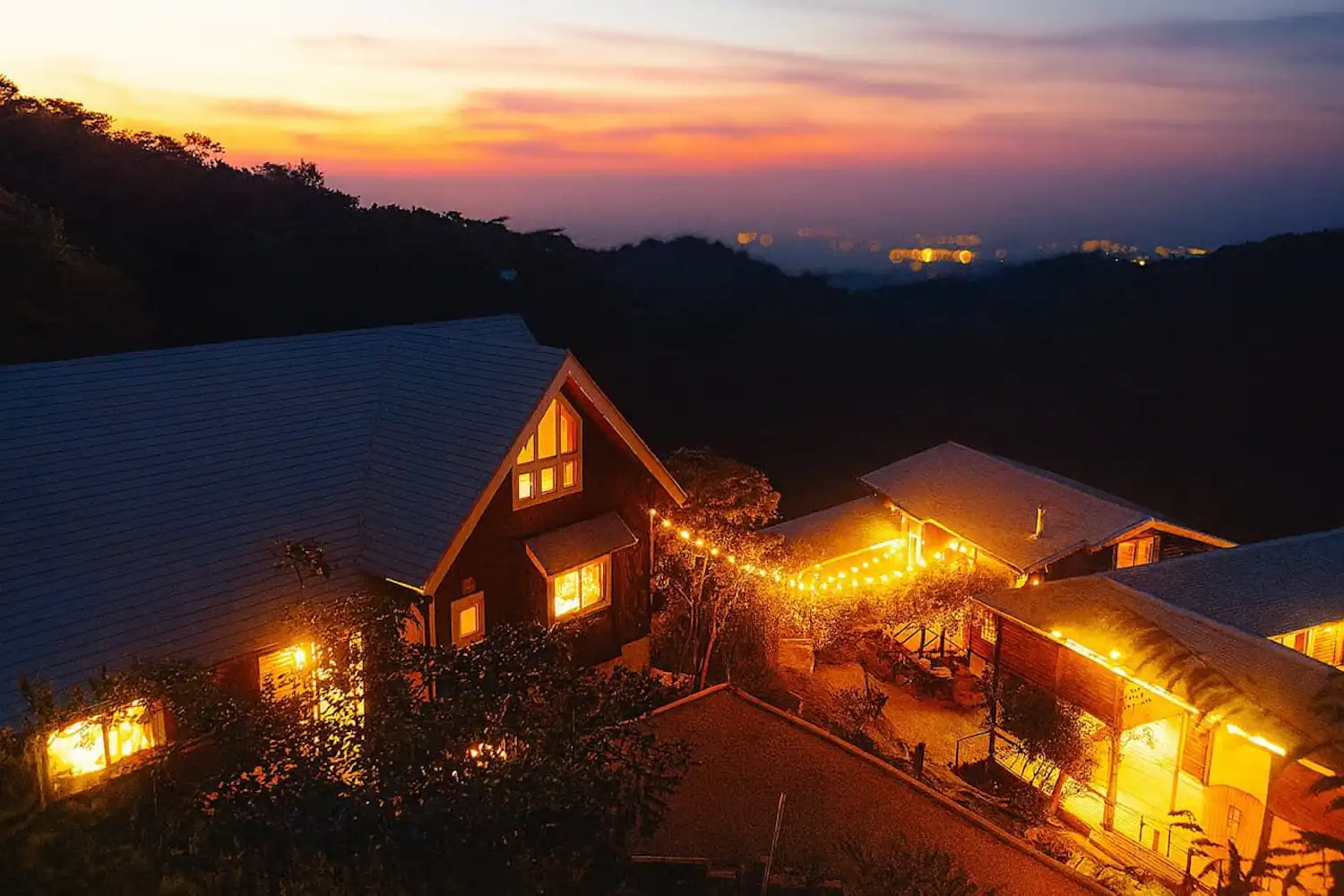 Pemandangan Luar Kemudahan pada Waktu Malam