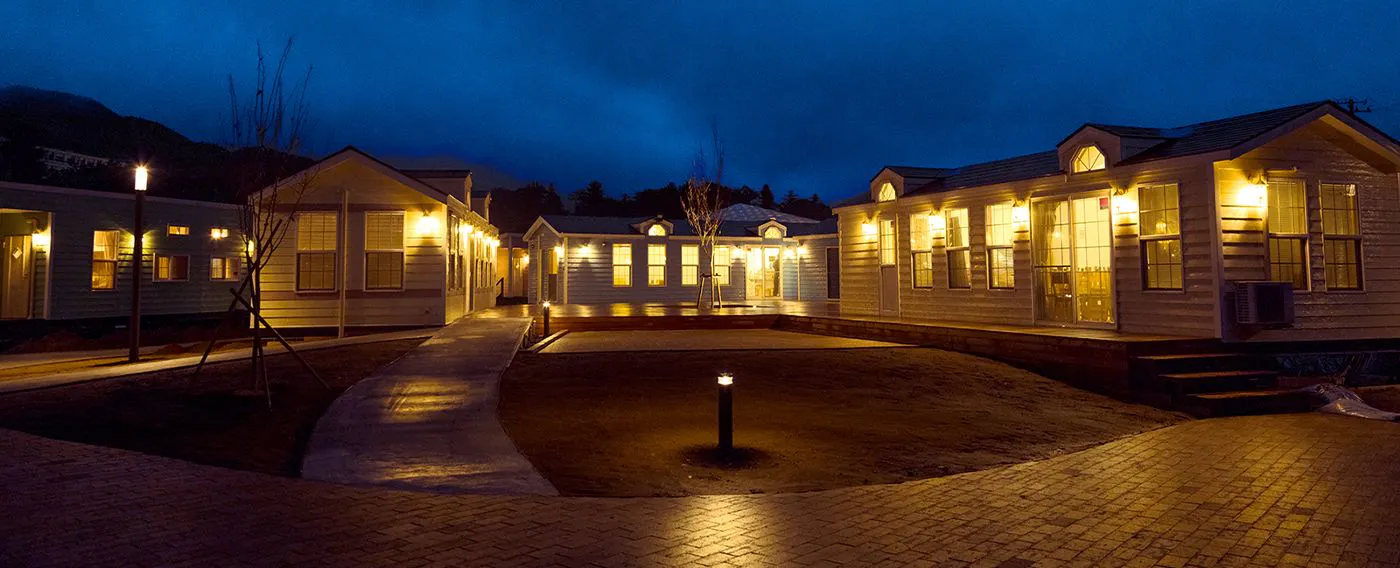 Rumah Trailer Mandiri - Tampak Luar Malam Hari