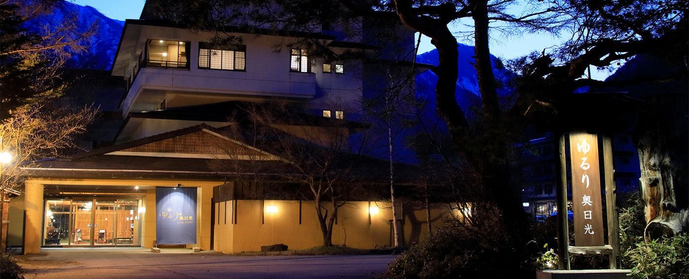 Tampilan luar pada malam hari