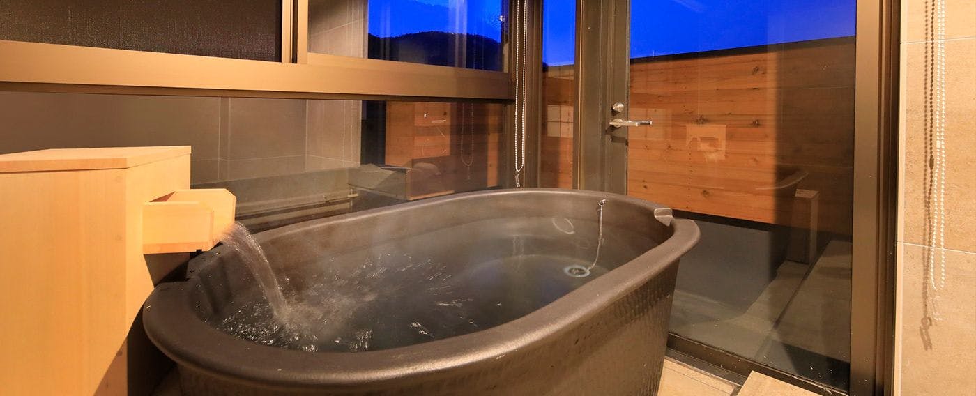 Pemandian air panas terbuka pribadi di kamar