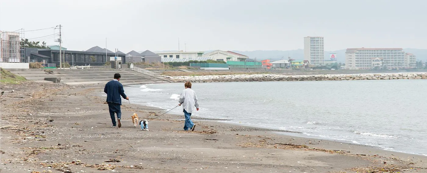 ภาพบรรยากาศการเดินเล่นบนชายหาดทราย