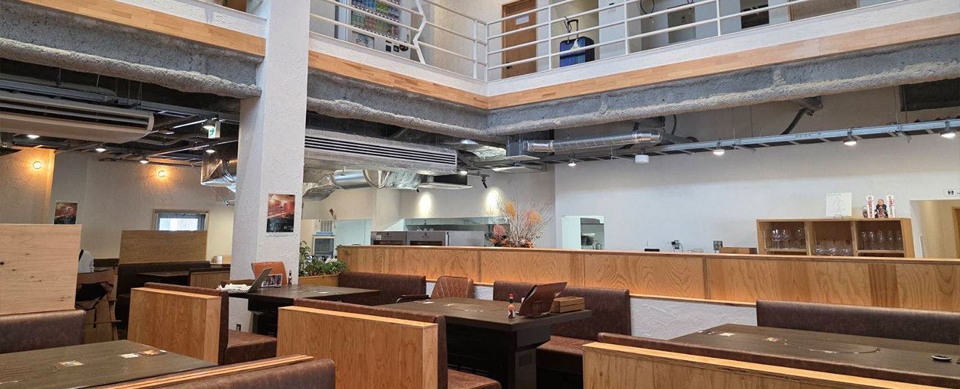 โถงเพดานสูงแบบเปิดโล่ง