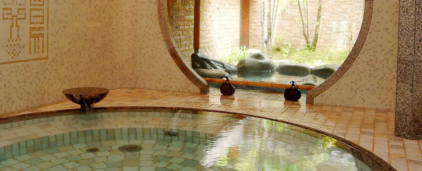 Mata air panas dan mandi