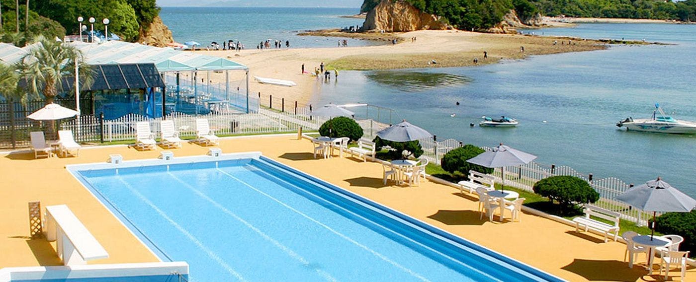 สระว่ายน้ำในสวน