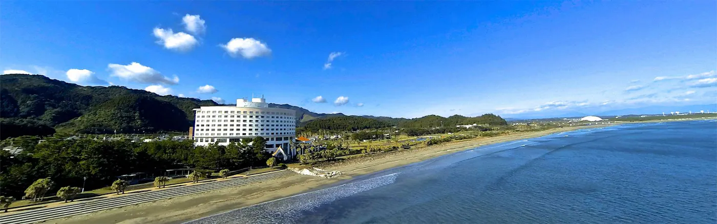 ANAホリデイ・イン リゾート宮崎：海岸とホテルの全景
