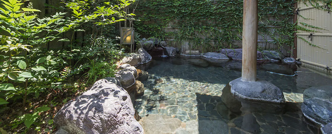 Mata air panas dan mandi