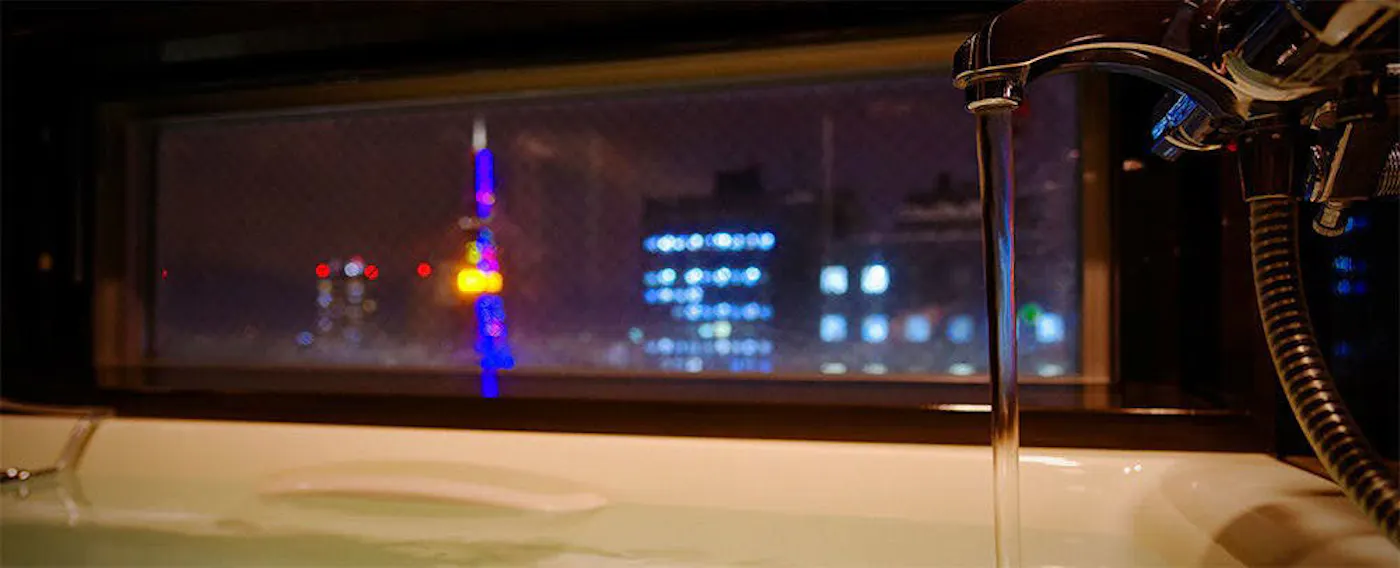 뷰가 있는 욕조 이미지