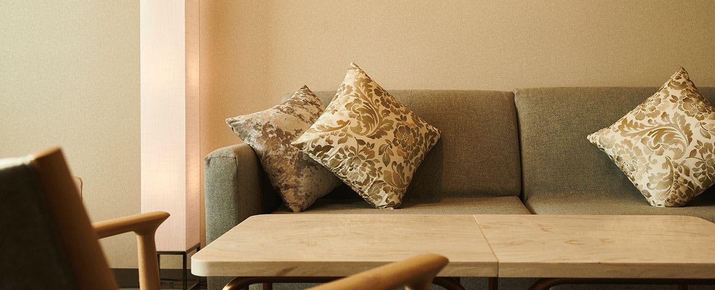 나무의 따뜻함이 느껴지는 "NATURAL" 이미지