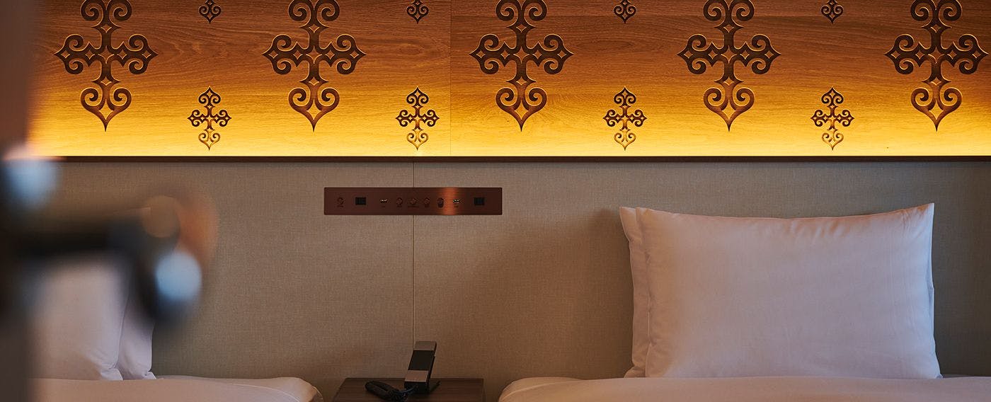 고객을 보호하는 의미를 담은 크로스호텔 삿포로 오리지널 아이누 문양 부조 작품