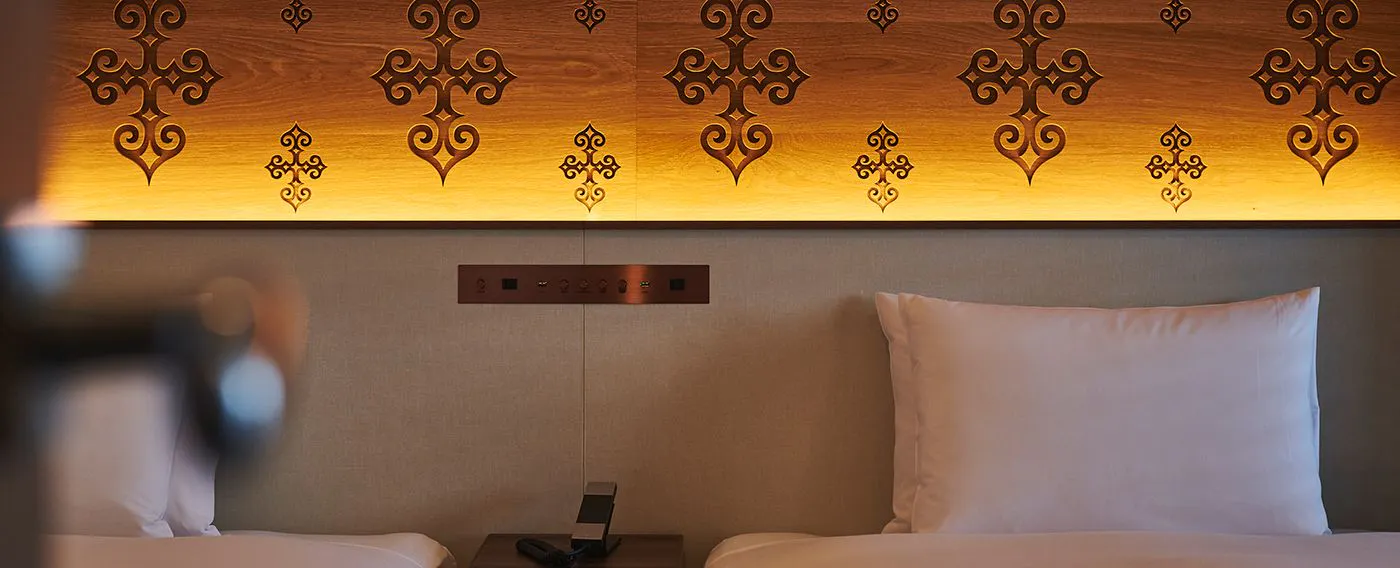 고객을 보호하는 의미를 담은 크로스호텔 삿포로 오리지널 아이누 문양 부조 작품