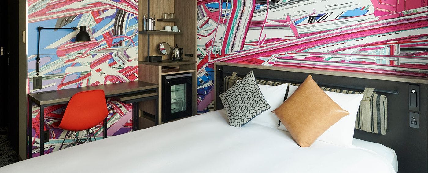 대담한 디자인 아트가 적용된 벽지의 아트룸 이미지.