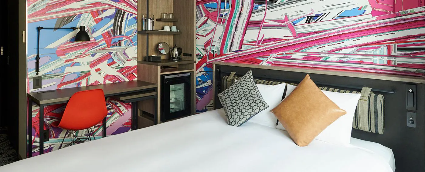 대담한 디자인 아트가 적용된 벽지의 아트룸 이미지.