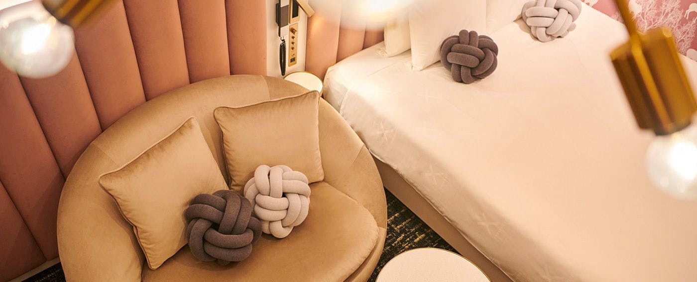 성숙하면서도 차분한 분위기의 "HIP" 이미지