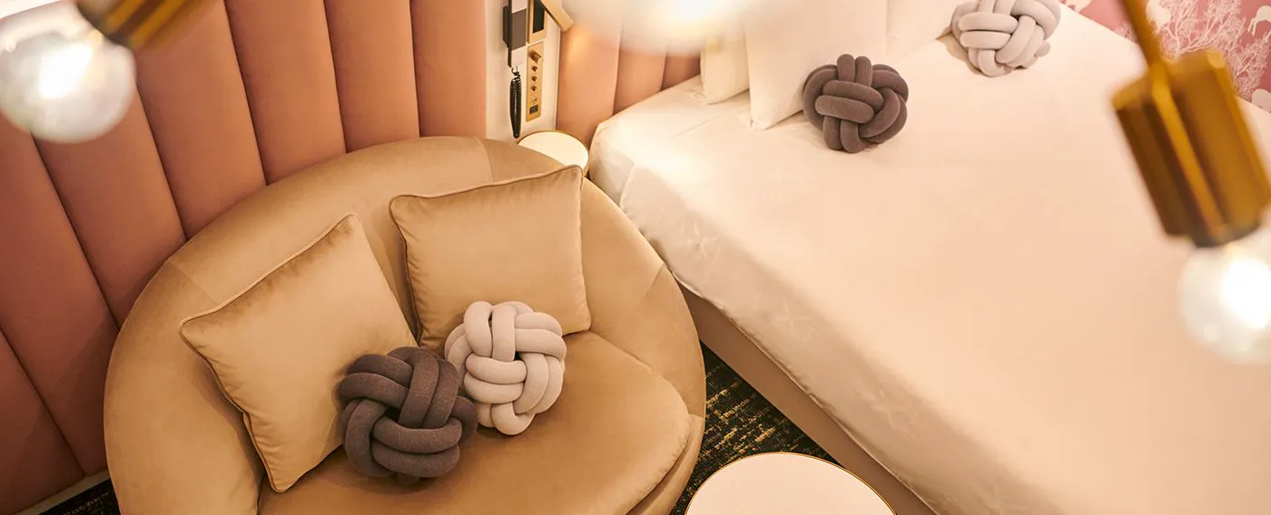 성숙하면서도 차분한 분위기의 "HIP" 이미지