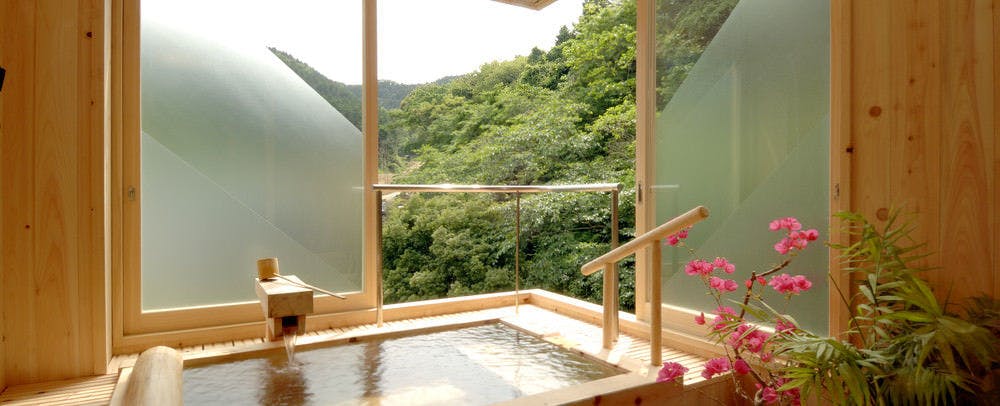 Contoh mandian air panas aliran terus di bangunan utama.