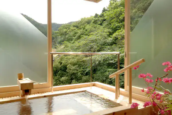 Contoh mandian air panas aliran terus di bangunan utama.