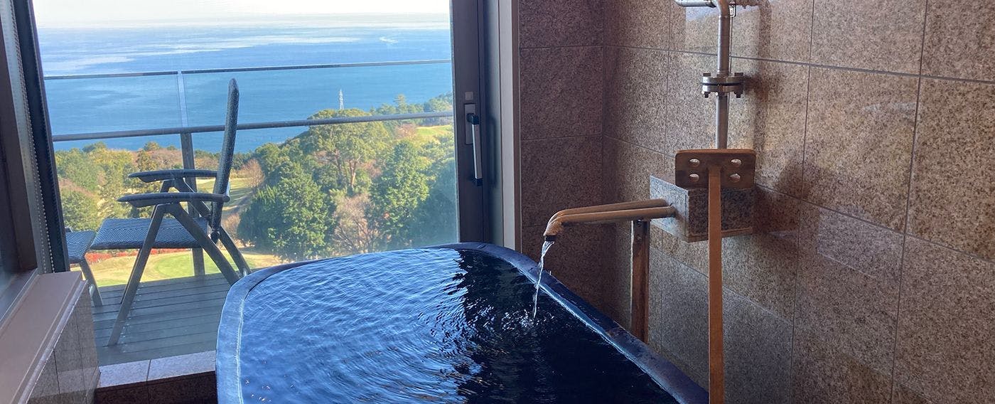 อ่างอาบน้ำกึ่งกลางแจ้ง