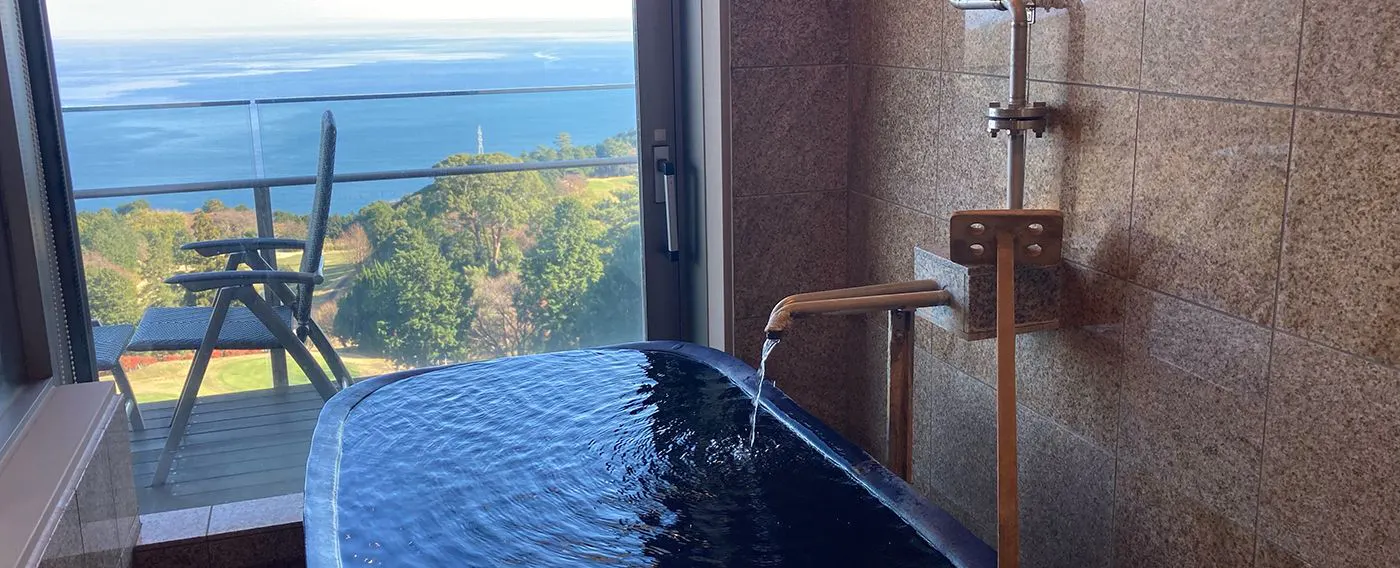 อ่างอาบน้ำกึ่งกลางแจ้ง