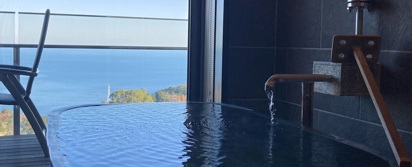 อ่างอาบน้ำกึ่งกลางแจ้ง