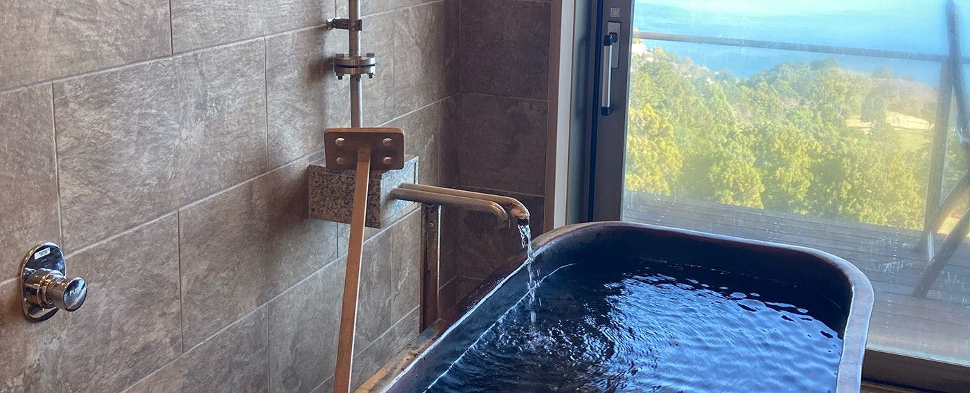 อ่างอาบน้ำกึ่งกลางแจ้ง