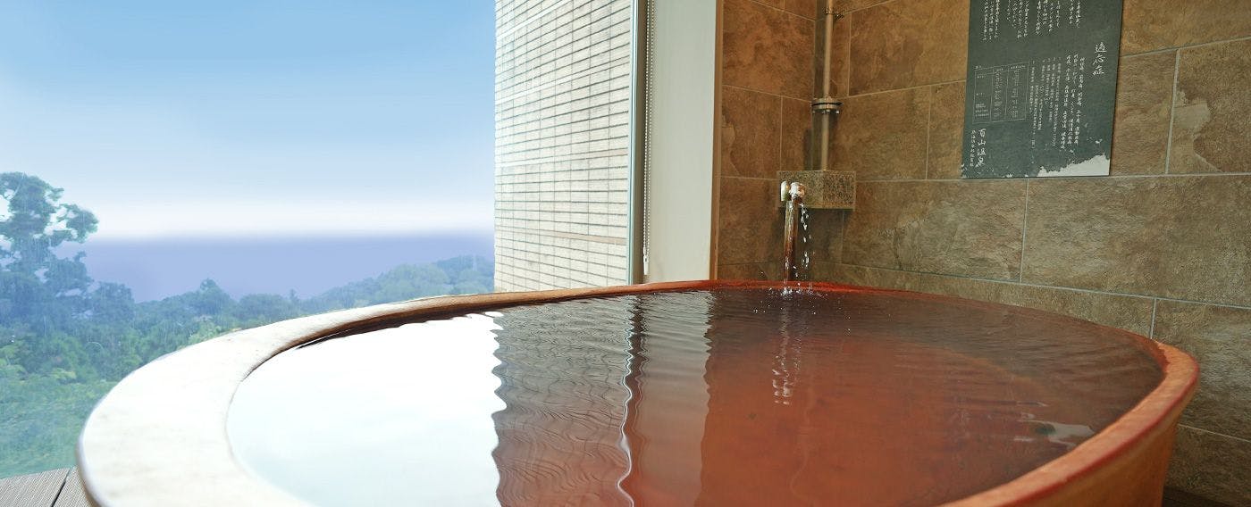 อ่างอาบน้ำกึ่งกลางแจ้ง