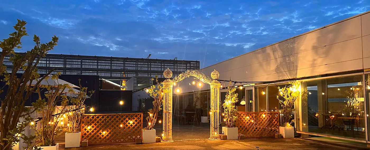 ノスタルジックなイルミネーションの焚火ラウンジ