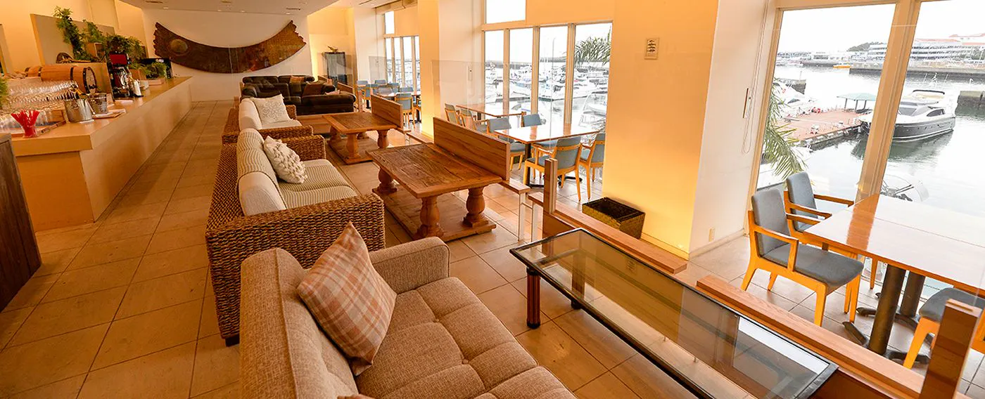 自然光の明るい雰囲気がリゾート感を味わうことができます