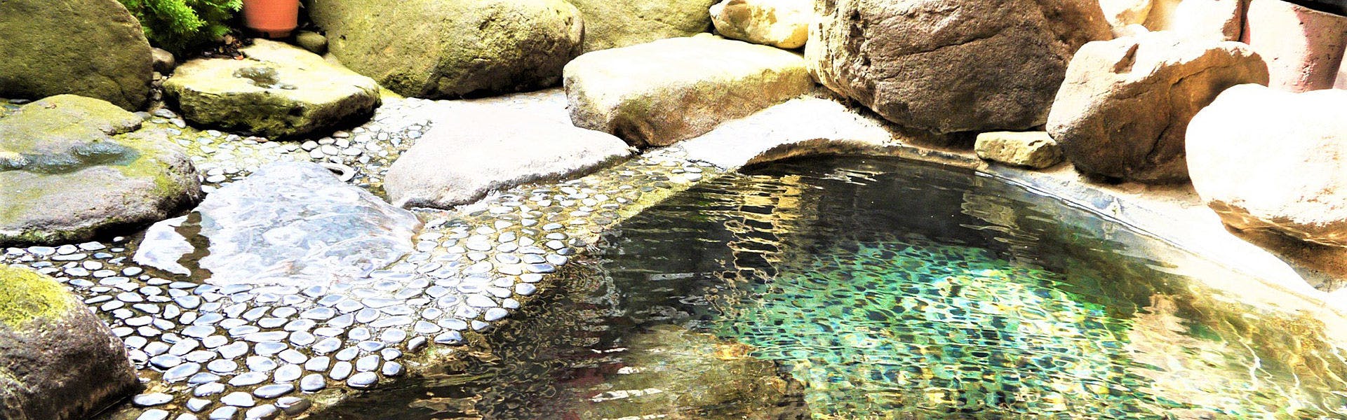 อ่างอาบน้ำกลางแจ้งในตอนกลางวัน