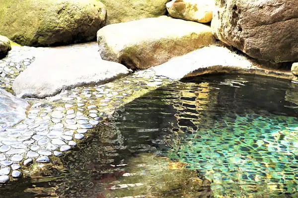 อ่างอาบน้ำกลางแจ้งในตอนกลางวัน