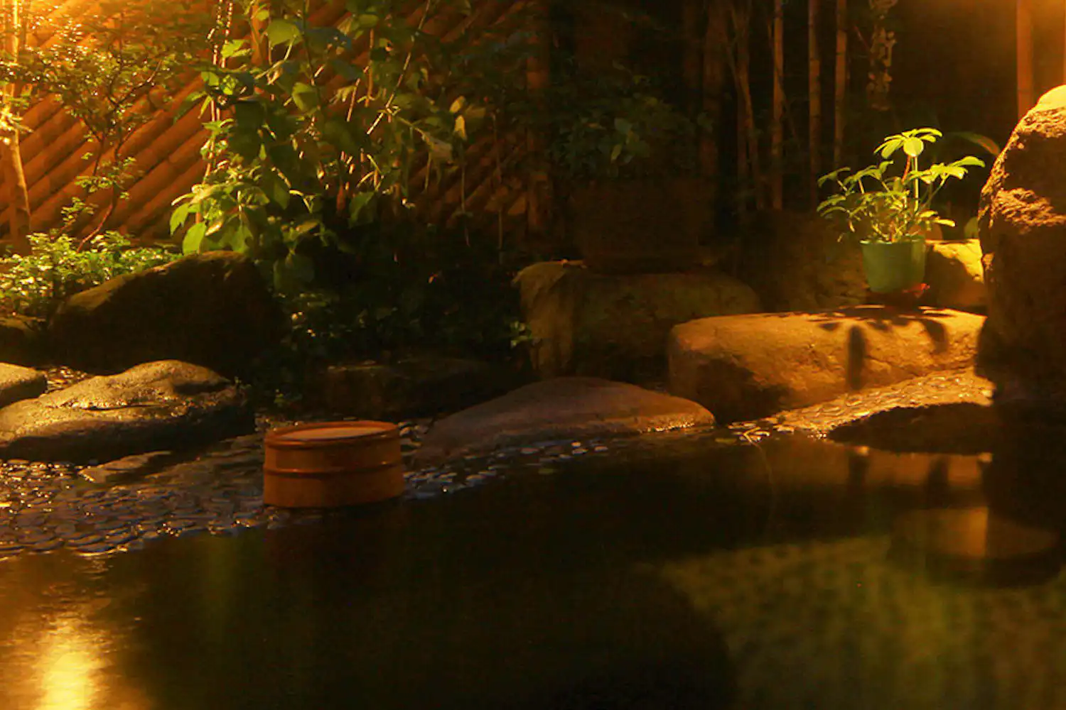 อ่างอาบน้ำกลางแจ้งในตอนกลางคืน