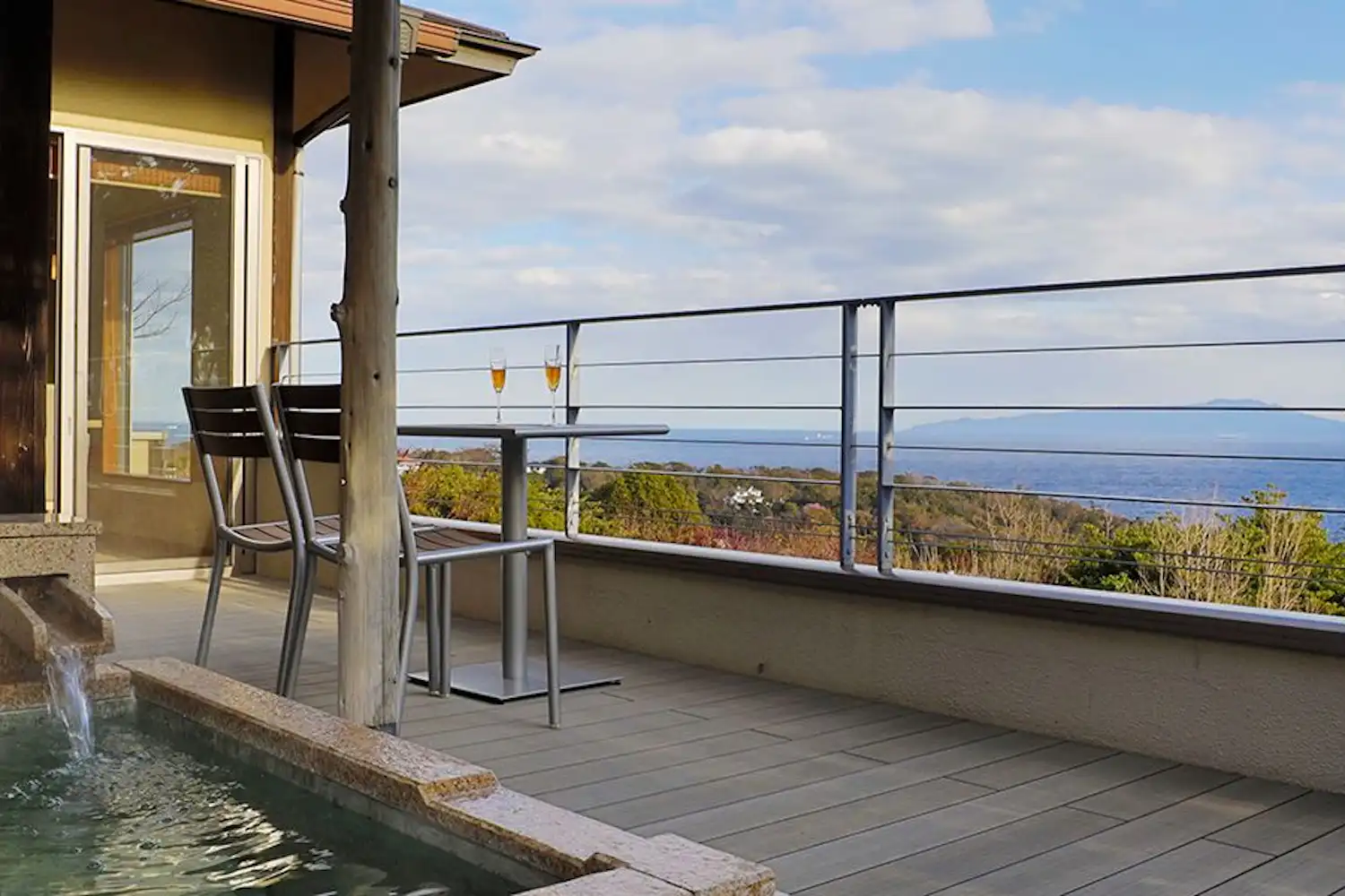 Pemandian air panas terbuka pribadi di kamar tamu