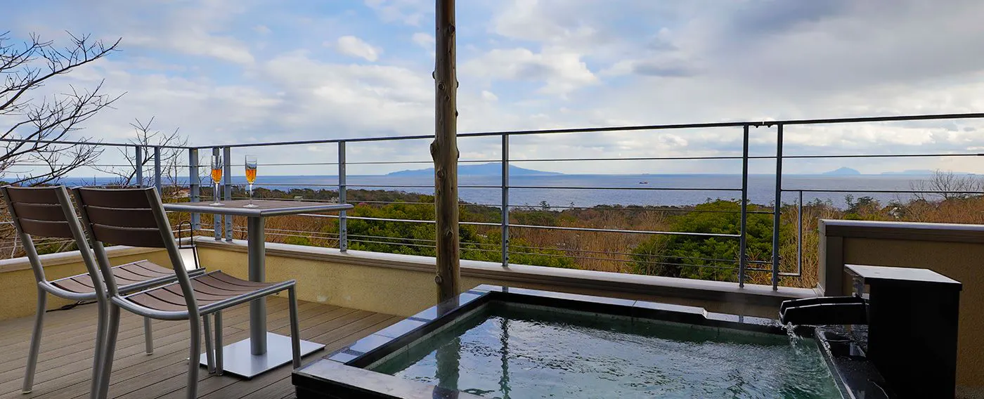 【 全室に内湯と露天風呂を完備 】露天風呂では熱川の温泉を、内湯では天城の深層水をお愉しみいただけます