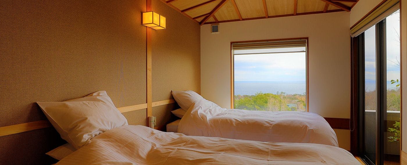 【 ご宿泊は最大 4 名まで 】ベッドと、お布団をご利用いただいて 4 名までご宿泊可能です