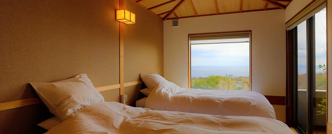 【 ご宿泊は最大 4 名まで 】ベッドと、お布団をご利用いただいて 4 名までご宿泊可能です