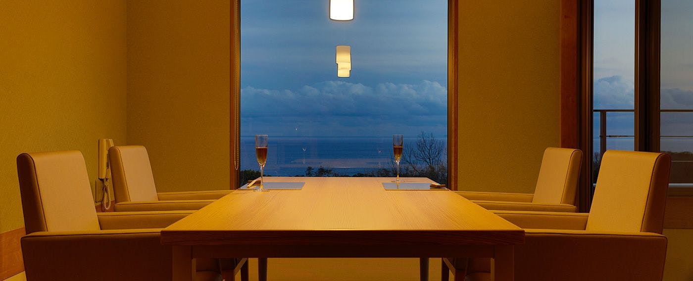 【 海の見える静かな個室 】 食事処は完全個室なので、愛犬が吠えてしまっても安心です