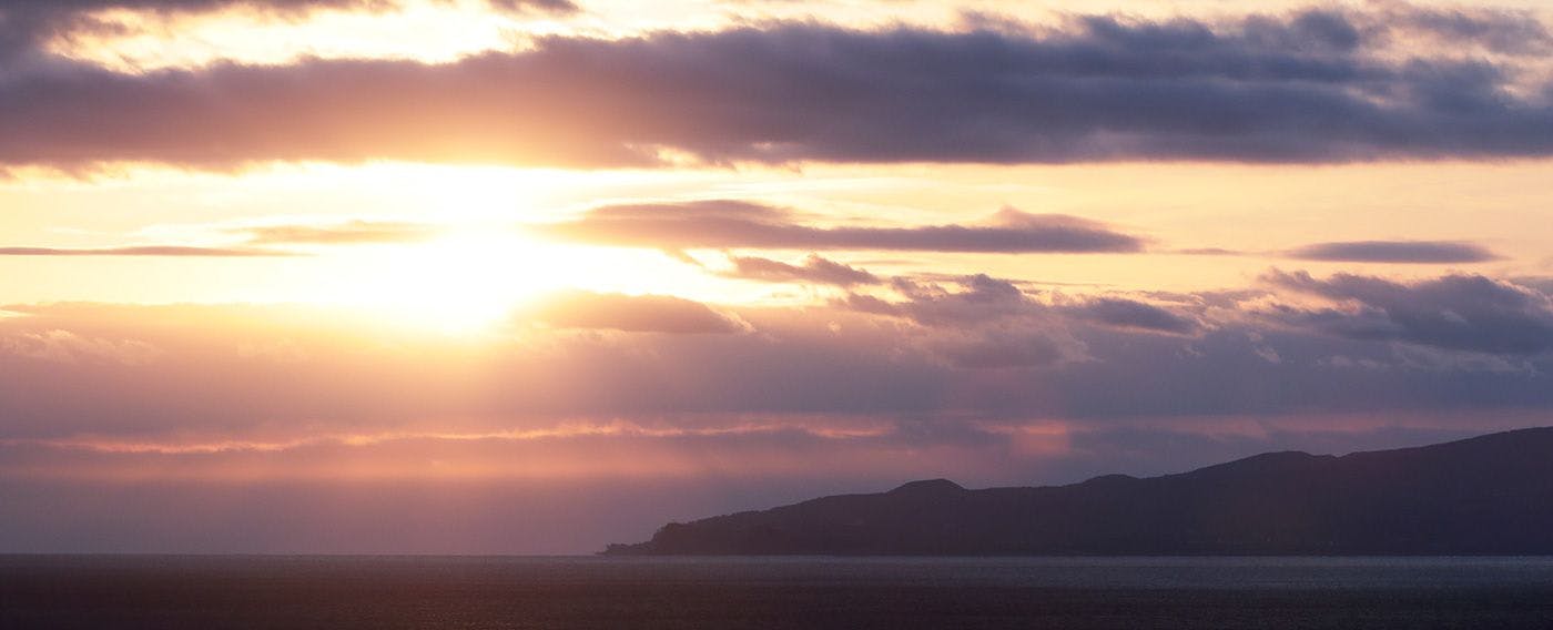 【 都会の喧騒を忘れされる、ただ広がる海 】 伊豆の穏やかな海には、心を落ち着かせてくれる暖かさが