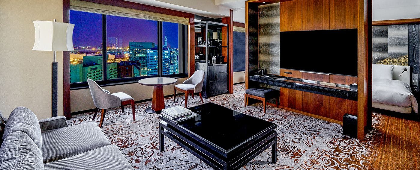 【ゲストルーム】リビングとベッドルームが繋がる設えで開放感溢れるスイートルーム